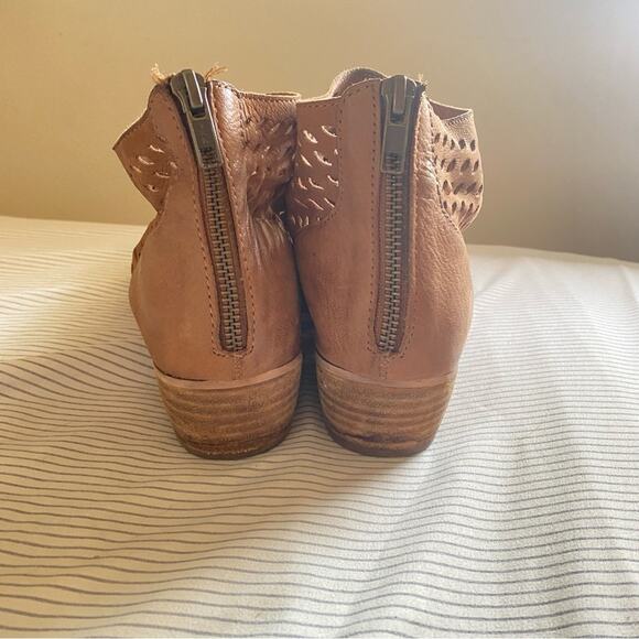 Anthropologie Seychelles Waypoint Tan Booties perforated laser size 8 leather - Picture 7 of 8